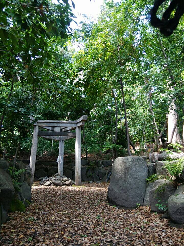 京都三珍鳥居の一つである蚕ノ社の三柱鳥居